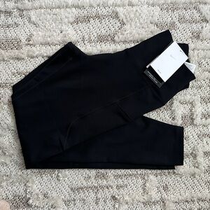 Nike One
Women's High-Waisted 7/8 Leggings with Pockets